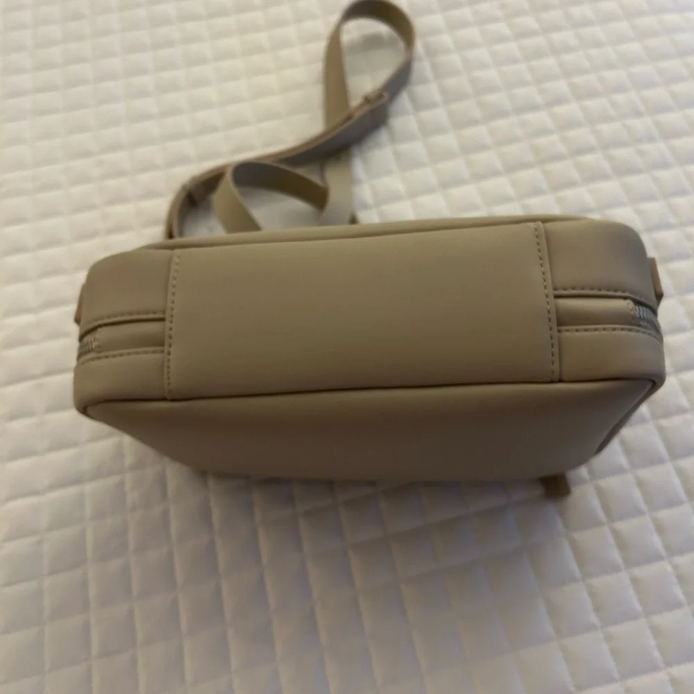 MON15. Metro Crossbody Bag.The Metro Bag securely carries your daily essentials - Picture 3 of 8